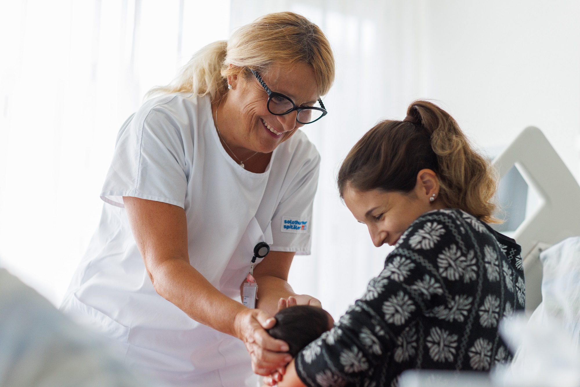 Mutter mit Kind und Pflegeexpertin 