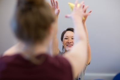 Die Therapeutin lächelt die Patientin an