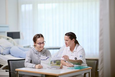 Eine ältere Frau in der Sozialberatung