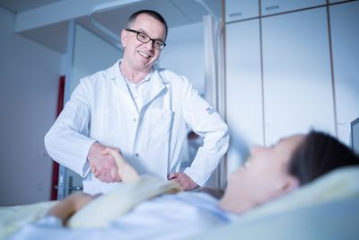 Der Arzt besucht eine Patientin