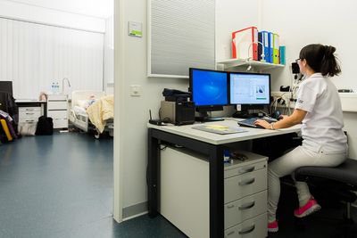 Eine Mitarbeiterin des Schlaflabors administriert die Untersuchung