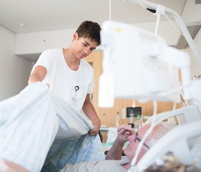 Ein Fachmann Gesundheit deckt einen Patienten zu