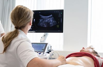 Zwei Ärztinnen untersuchen einen Patienten