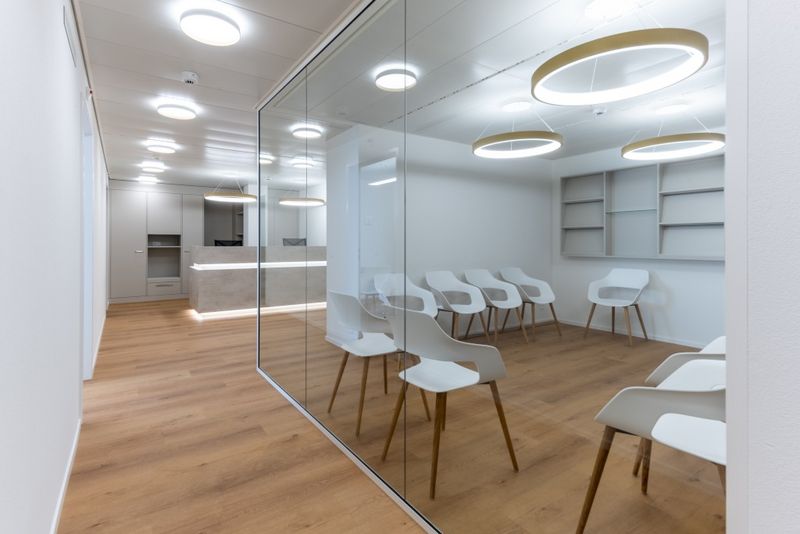 Arzt erklärt Patient mit einer Grafik