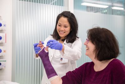 Die Ärztin überprüft Handbewegungen der Patientin