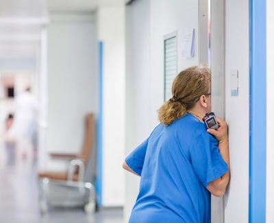 Eine Pflegerin fragt etwas