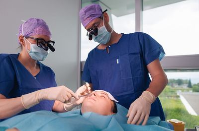 Das Team Chirurgie geht durch den Gang