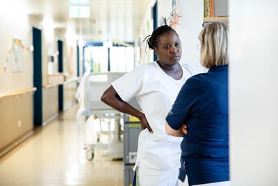 Zwei Mitarbeiterinnen besprechen sich