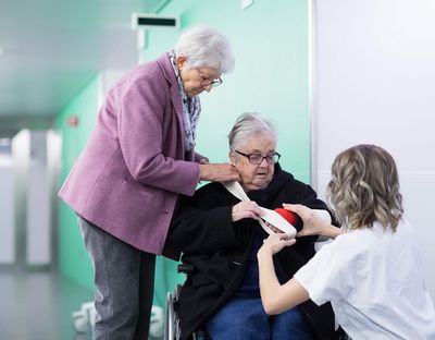 Eine Patientin der Notfallstation wird von einer Pflegerin betreut