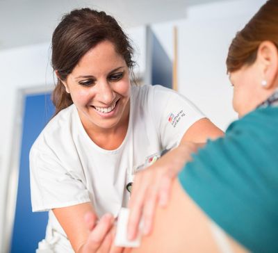 Eine Fachexpertin Hygiene impft eine Frau