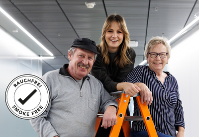 Zwei Pflegerinnen arbeiten am Computer