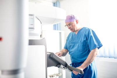 Der Chirurg bedient den Da Vinci-Operationsroboter