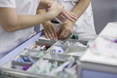 Eine Schublade mit medizinischen Hilfsmitteln