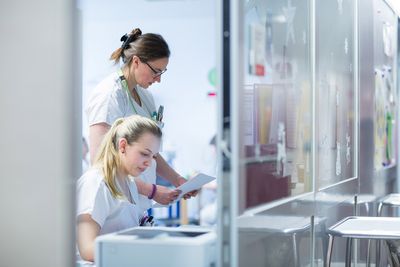 Zwei Pflegerinnen bei der Arbeit