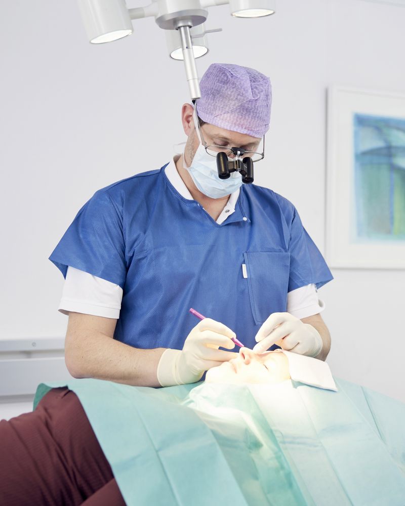 Oberarzt bei einer Operation – Karriere in der Chirurgie bei den Solothurner Spitälern