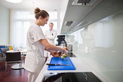 Die Ernährungsberaterin bereitet ein Gericht zu