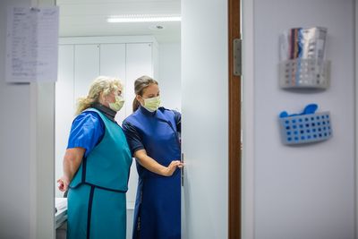 Zwei Angestellte sprechen miteinander