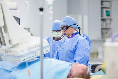 Ein Chirurg bei der Arbeit