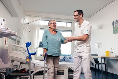 Eine Patientin und ein Arzt in der Sprechstunde
