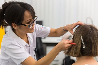 Eine Patientin wird für das Schlaflabor vorbereitet