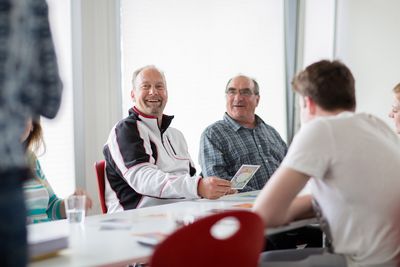 Zwei Herren in der Gruppentherapie