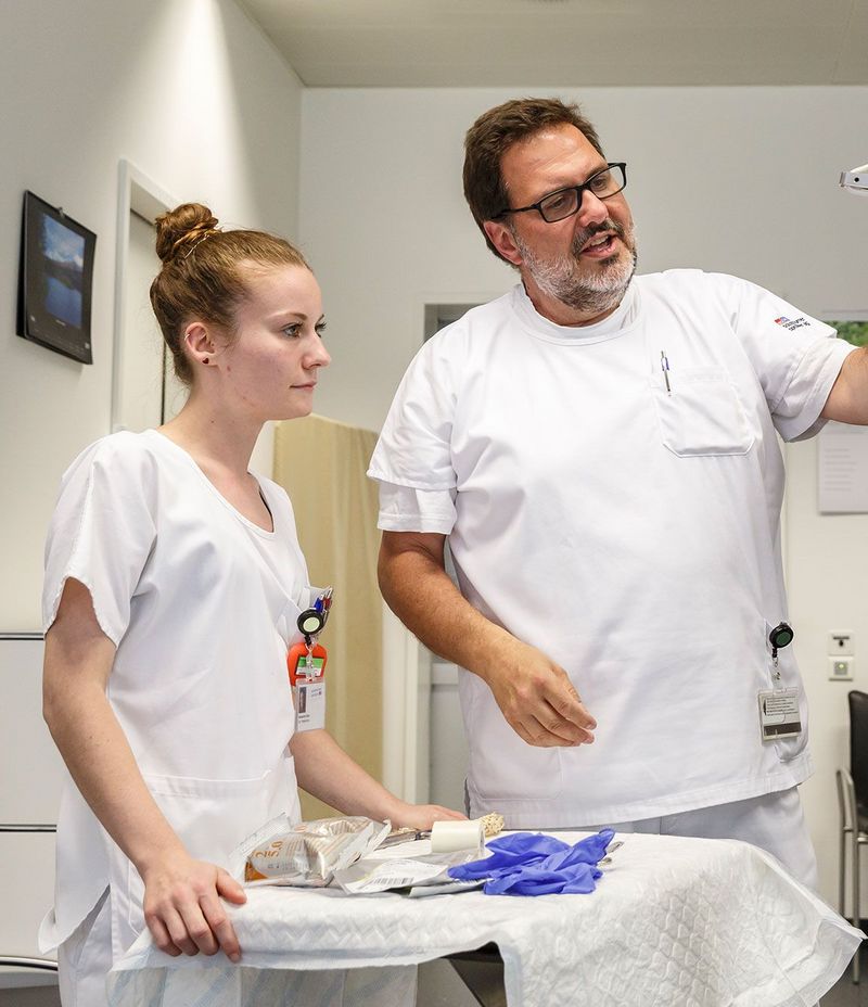 Pflegefachperson begleitet Jugendliche bei einer Schnuppererfahrung im Klinikbetrieb