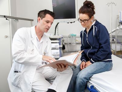 Der Pneumologe zeigt der Patientin die Untersuchungsergebnisse
