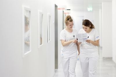 Der Thoraxchirurg untersucht eine Patientin