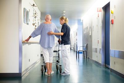 Eine Therapeutin begleitet eine Patientin der Palliativstation
