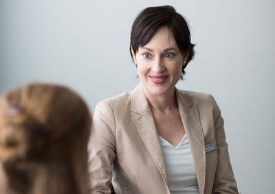 Eine Ärztin hört ihrer Patientin zu