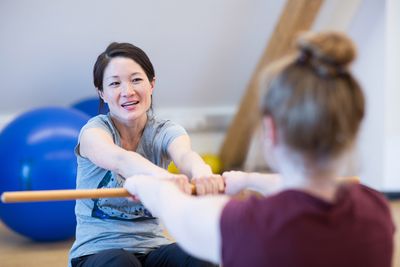 Eine Therapeutin und eine Patientin machen Übungen