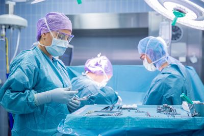 Im Vordergrund sind OP-Hilfsmittel sichtbar, dahinter das OP-Team