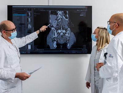 Zwei Mitarbeiterinnen schauen sich etwas am Computer an