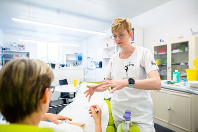 Eine Ernährungsberaterin spricht mit einer Patientin