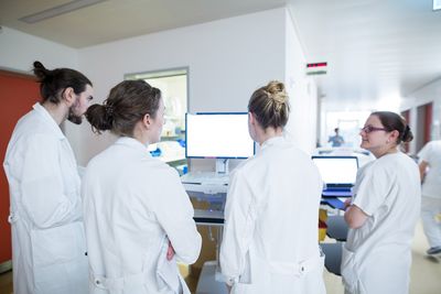 Mehrere Ärzte sehen sich etwas am Bildschirm an