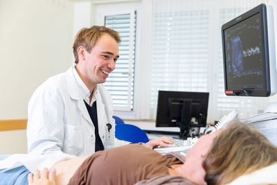 Der Facharzt untersucht seine Patientin