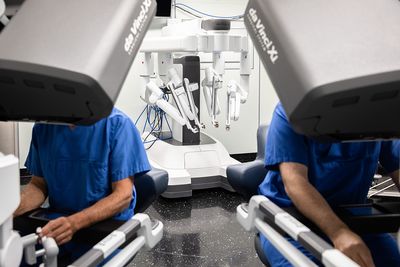 Der Arzt bedient den Da Vinci-Operationsroboter