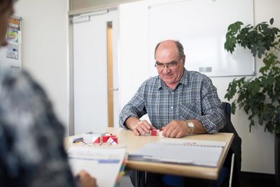 Ein Mann füllt einen Test aus