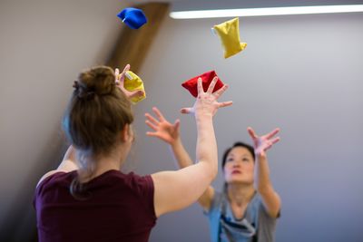 Zwei Frauen werfen Bälle in die Luft