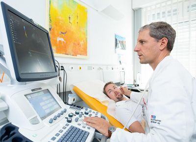 Ein Arzt untersucht einen Patienten