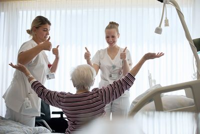 Der Arzt berät seine geriatrische Patientin