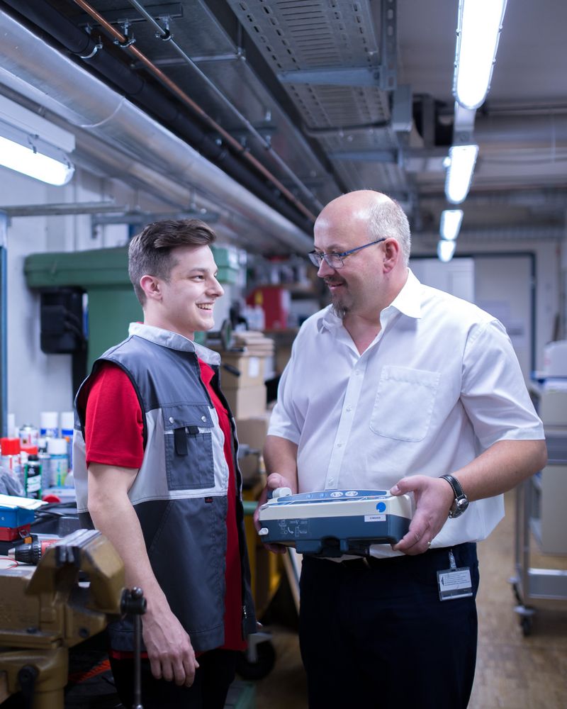 Fachperson begleitet Jugendliche während Schnupper- und Praktikumseinsatz