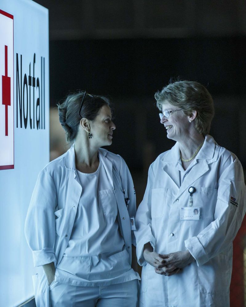 Fachlicher Austausch zwischen zwei Ärztinnen – symbolisch für Messe- oder Karriereevents