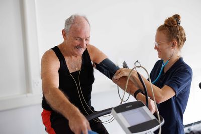 Eine Ärztin spricht mit einer Patientin