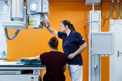 Der Arm einer Patientin wird geröntgt