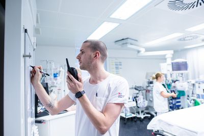 Ein Mitarbeiter der Notfallstation macht sich Notizen